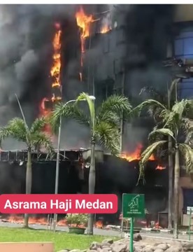 Api bakar Gedung Madinatul Al Munawwarah yang berada di Asrama Haji Medan. [Facebook]